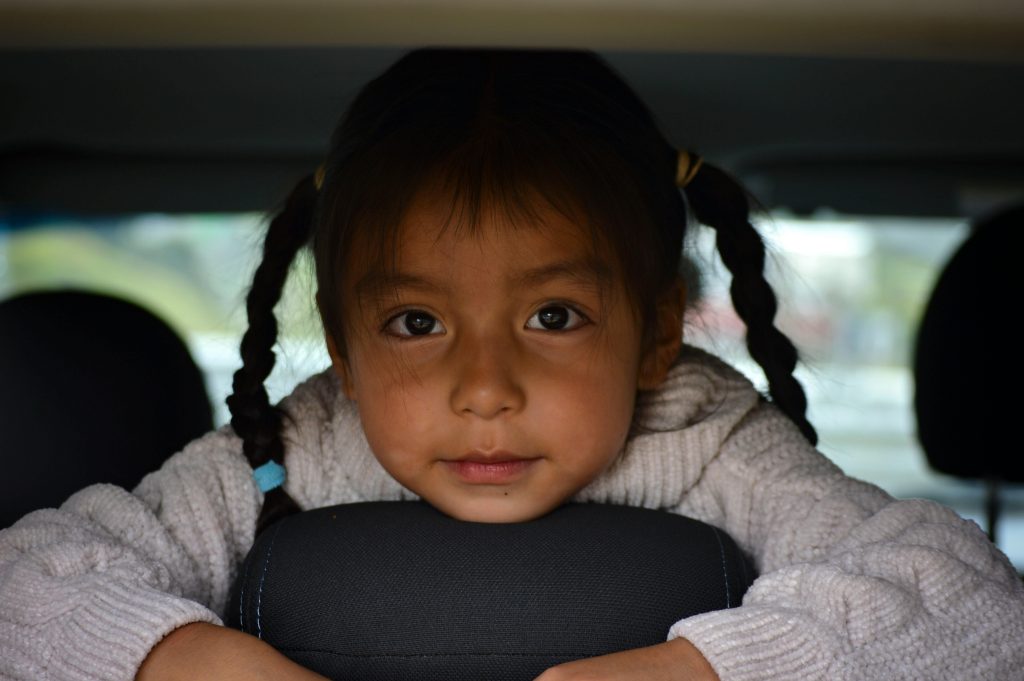 copil calatorin cu masina