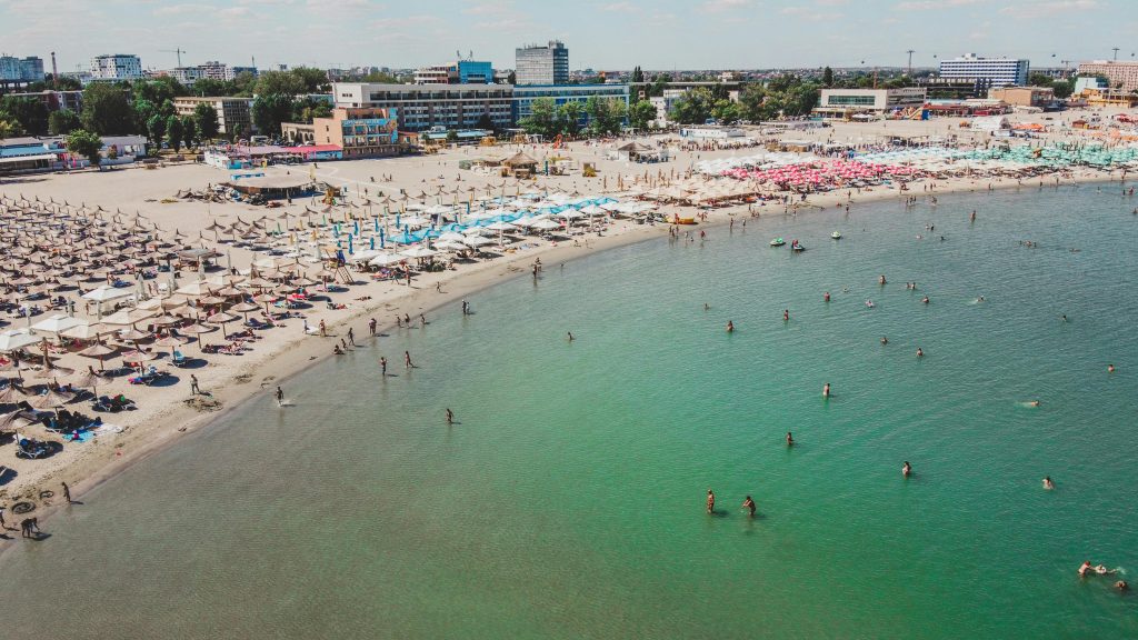 plaja aglomerata la mare in Romania